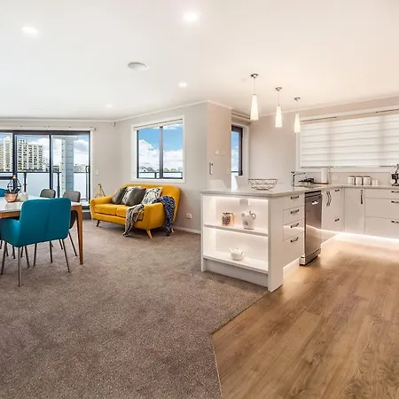 Central Manukau Hideaway Apartment